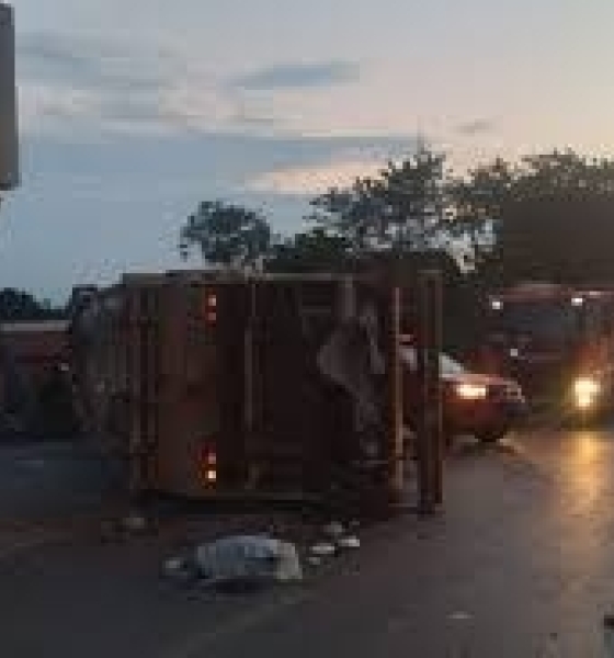 Motorista fica ferido após tombar caminhão de lixo em Várzea Grande