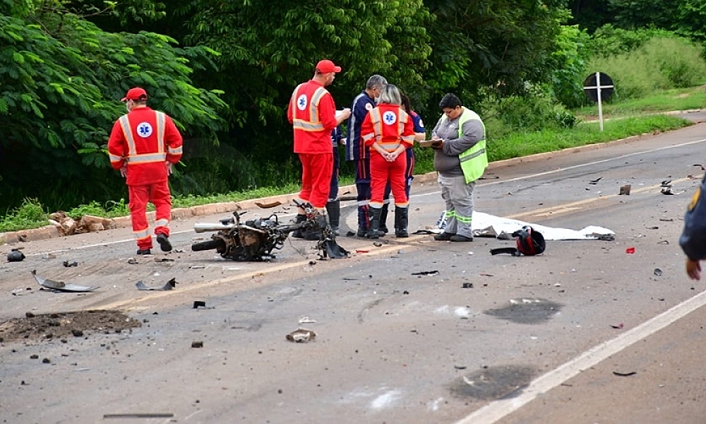 Acidente fatal entre carreta e motocicleta deixa um morto em Rondonópolis