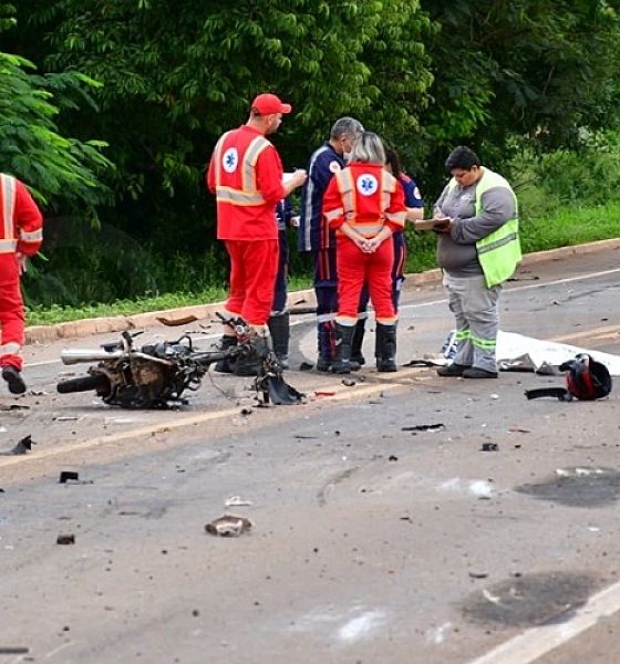 Acidente fatal entre carreta e motocicleta deixa um morto em Rondonópolis