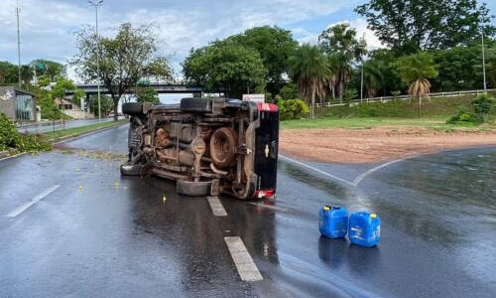 Motorista Perde Controle de Caminhonete e Capota na Avenida Fernando Corrêa da Costa em Cuiabá 