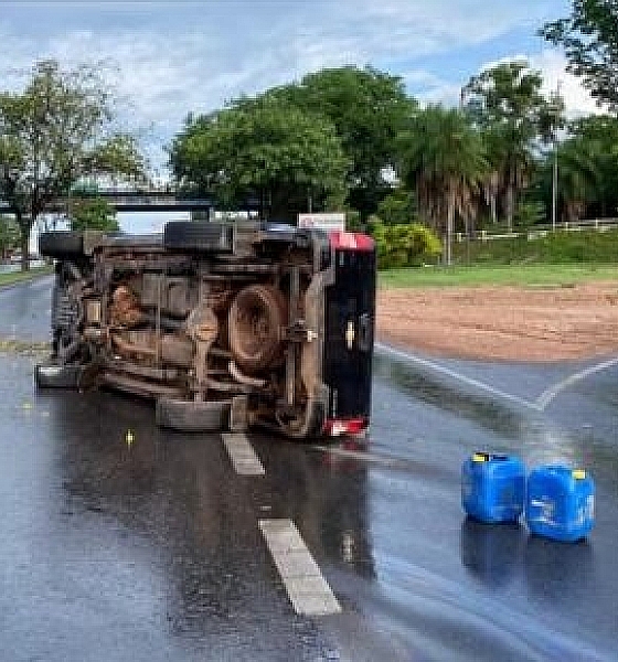 Motorista Perde Controle de Caminhonete e Capota na Avenida Fernando Corrêa da Costa em Cuiabá 