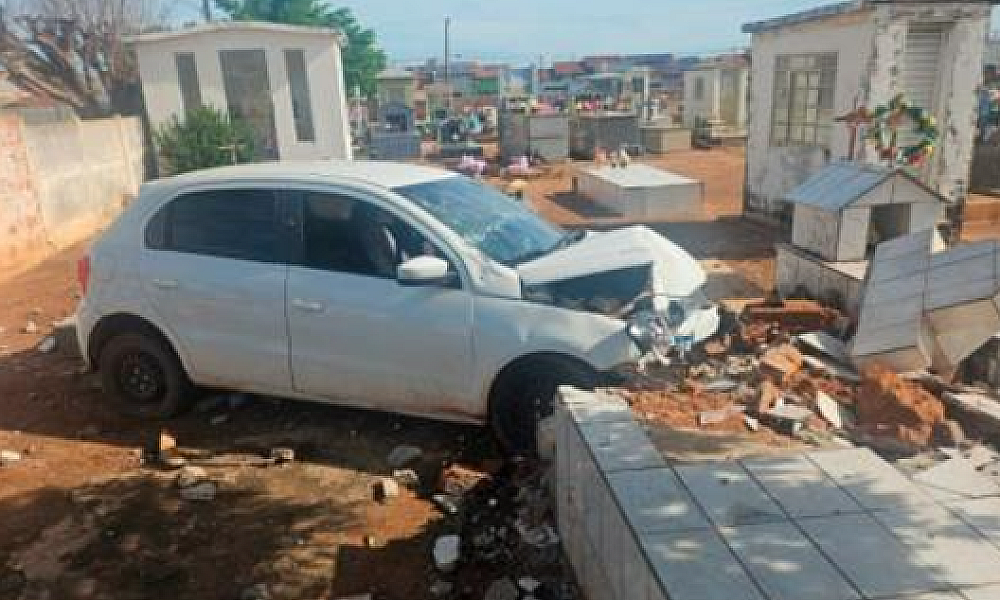 Motorista invade cemitério e colide contra túmulo em Mirassol D'Oeste