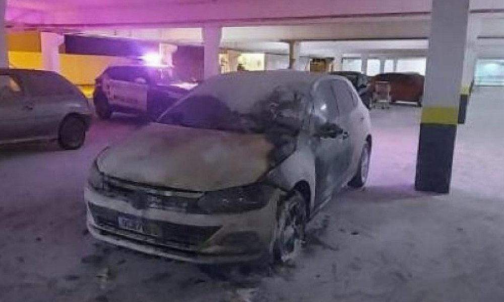 Homem incendeia veículo em estacionamento de mercado em Rondonópolis