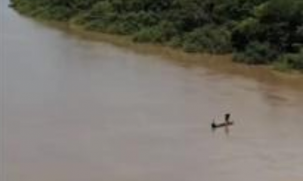 Governador flagra pescador irregular durante vistoria em ponte sobre o rio Cuiabá