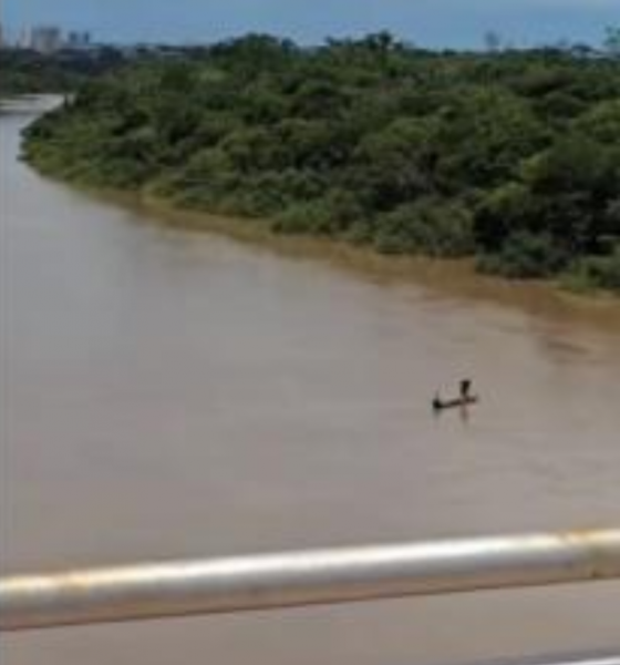 Governador flagra pescador irregular durante vistoria em ponte sobre o rio Cuiabá