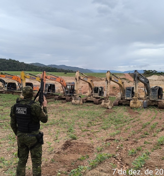 Polícia Civil apreende 9 escavadeiras usadas em garimpo ilegal em propriedade rural