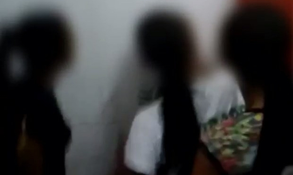 Menina de 13 anos é espancada por 'amigas', gravada nua e jogada de barranco