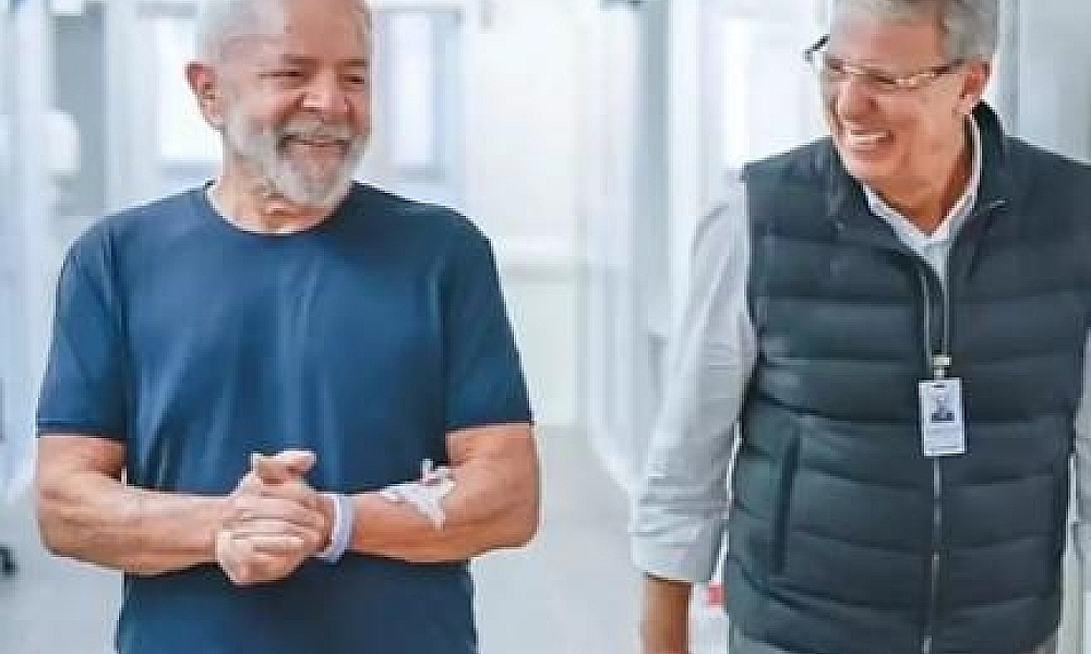 Lula aparece caminhando em hospital após deixar UTI em São Paulo