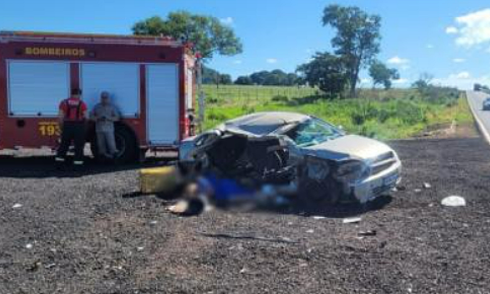 Mulher morre em acidente entre carro e carreta na BR-070 em Barra do Garças