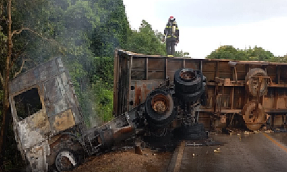 Carreta carregada com milho tomba e pega fogo na BR-070 em Primavera do Leste