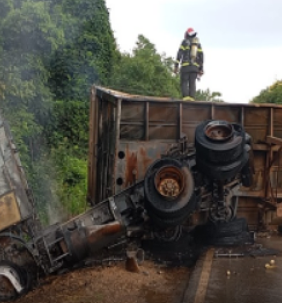 Carreta carregada com milho tomba e pega fogo na BR-070 em Primavera do Leste