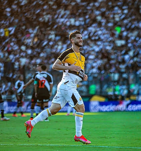 Criciúma atropela Vasco e arranca aplausos da própria torcida em São Januário