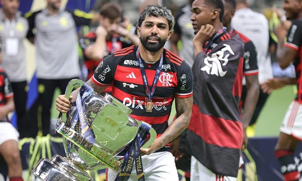 Um mês após deixar o Flamengo, Gabigol assina contrato e irá receber R$ 1,5 milhão no Cruzeiro
