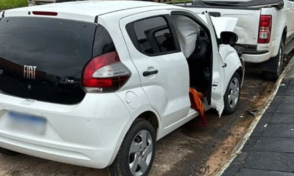 Mulher morre ao colidir contra caminhonete parada em MT