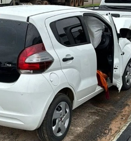 Mulher morre ao colidir contra caminhonete parada em MT