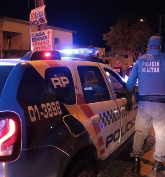 Mulher é presa após tentar matar namorado a facadas em Comodoro