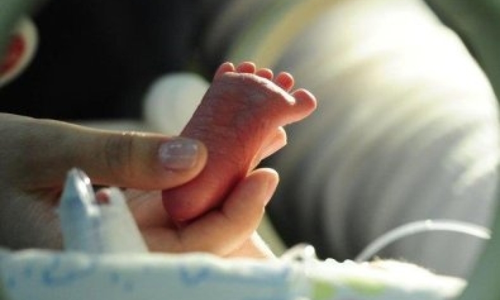 Bebê de 1 mês morre enquanto dormia com os pais em Itanhangá