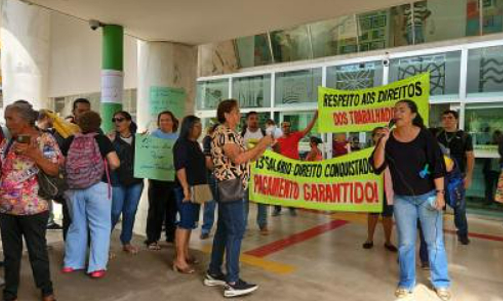 Servidores da Saúde protestam em Cuiabá por pagamentos atrasados