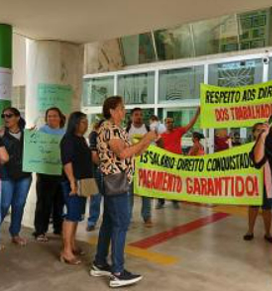 Servidores da Saúde protestam em Cuiabá por pagamentos atrasados