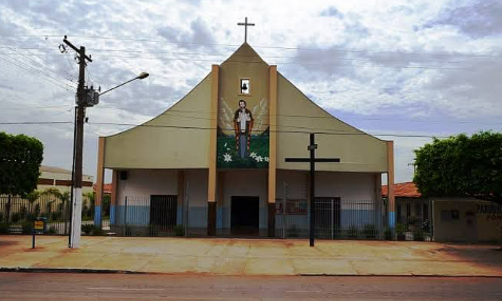 Homem é encontrado morto em frente à igreja em Rondonópolis