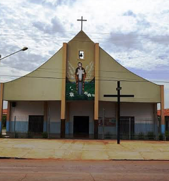Homem é encontrado morto em frente à igreja em Rondonópolis