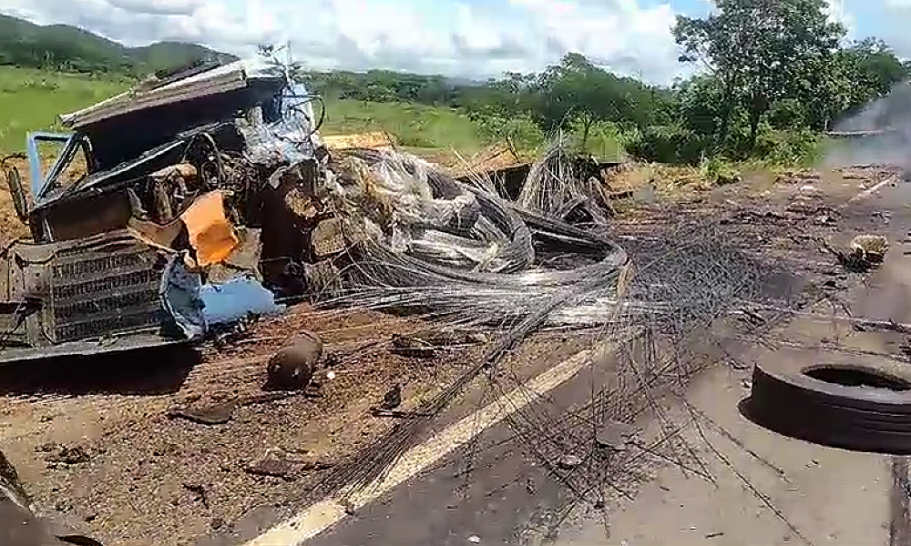 Acidente entre carretas deixa dois mortos na BR-070 em Cáceres