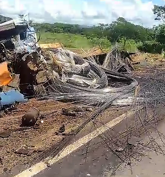 Acidente entre carretas deixa dois mortos na BR-070 em Cáceres