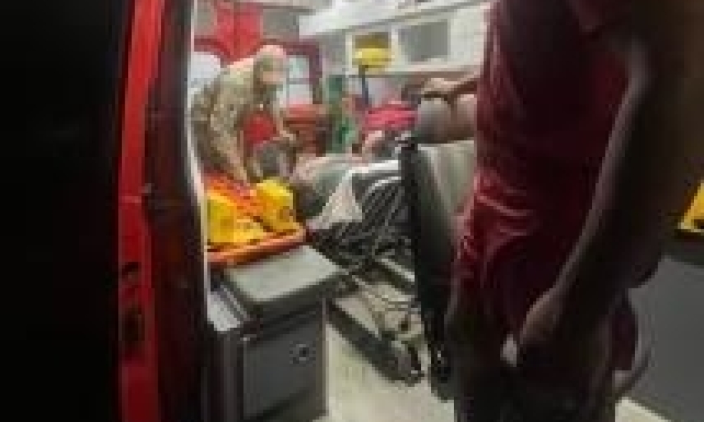 Homem é resgatado após cair de jet ski e ficar preso em galho em rio