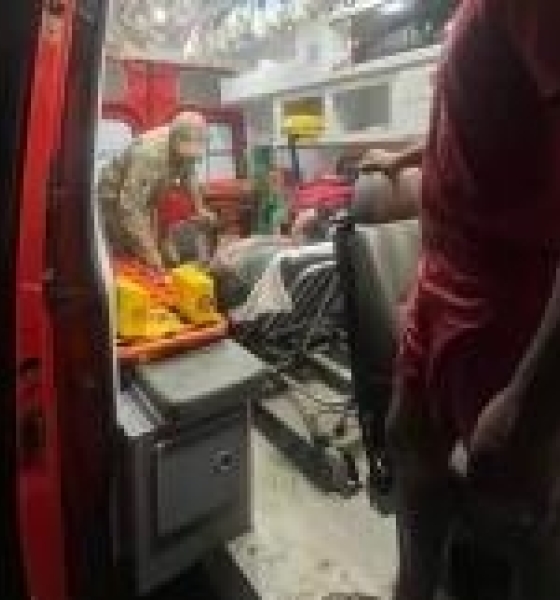 Homem é resgatado após cair de jet ski e ficar preso em galho em rio