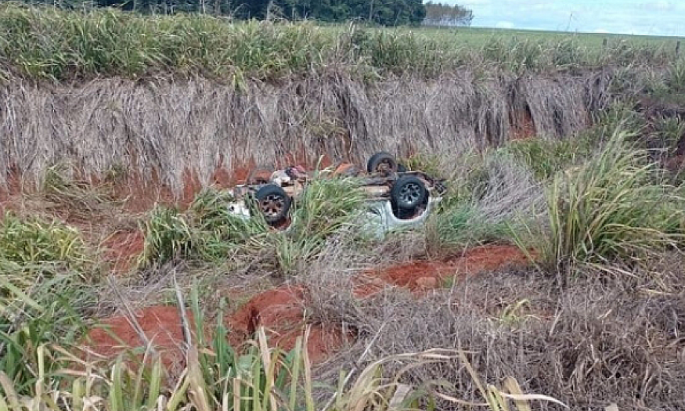 Mulher fica gravemente ferida em capotamento na MT-140 próximo a Santa Rita do Trivelato