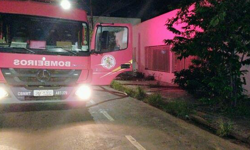 Hotel abandonado é destruído por incêndio de grandes proporções em Tangará da Serra