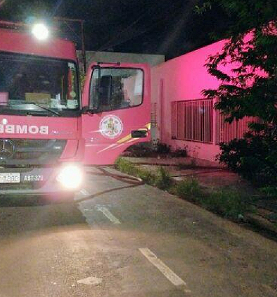 Hotel abandonado é destruído por incêndio de grandes proporções em Tangará da Serra