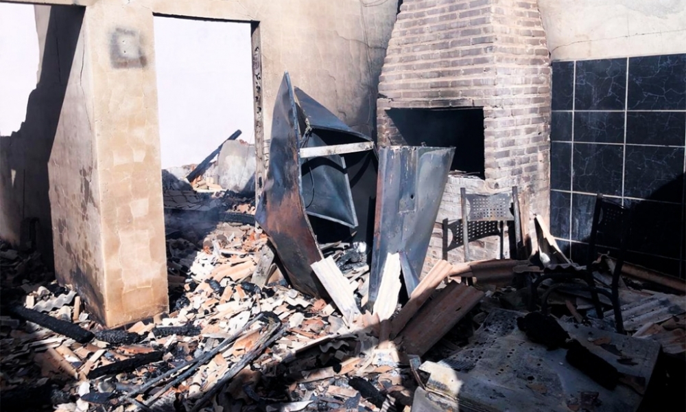 Celular causa incêndio e residência fica destruída