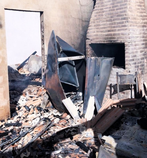 Celular causa incêndio e residência fica destruída