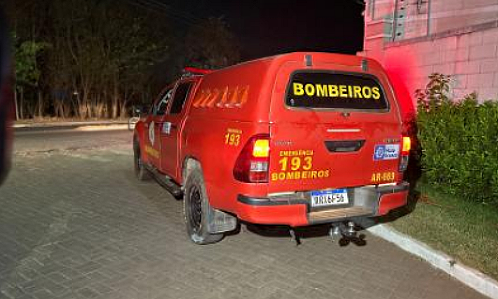 Homem é encontrado morto em praça de Cáceres após consumo de álcool e drogas