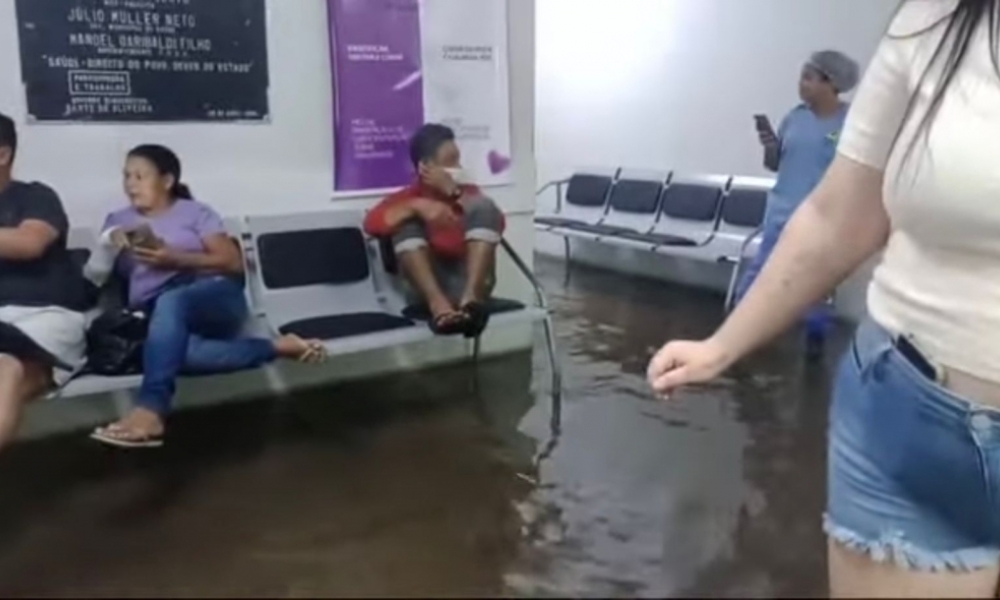Água invade salas e corredores do antigo Pronto-Socorro em Cuiabá