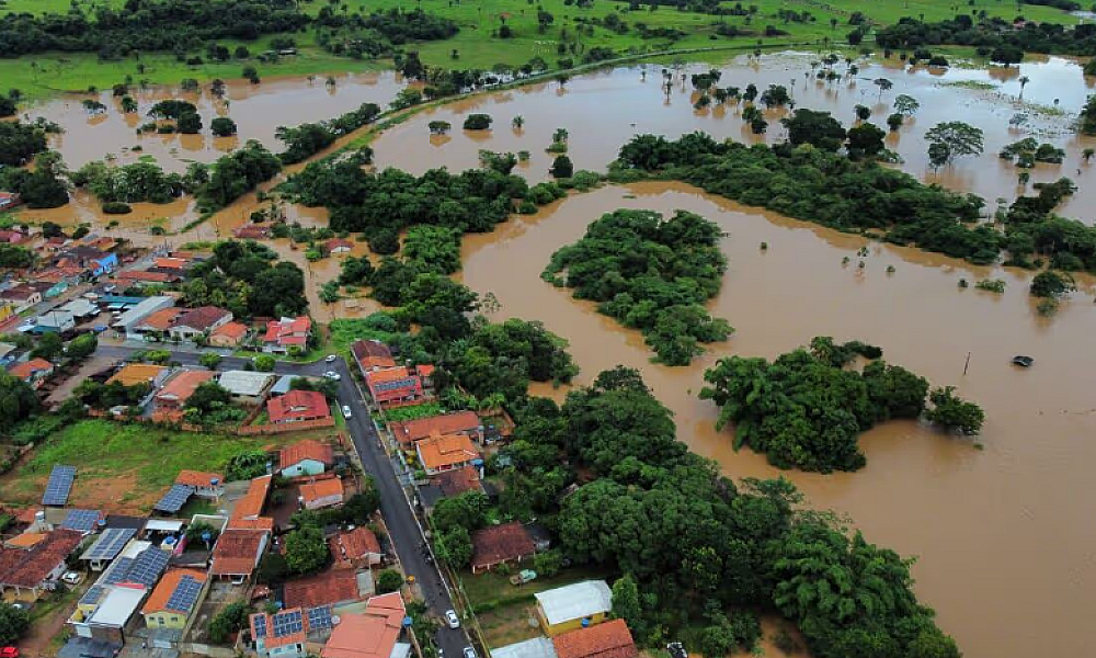 Fortes chuvas provocam alagamentos em Rio Branco e Salto do Céu, MT