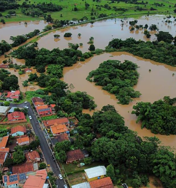 Fortes chuvas provocam alagamentos em Rio Branco e Salto do Céu, MT