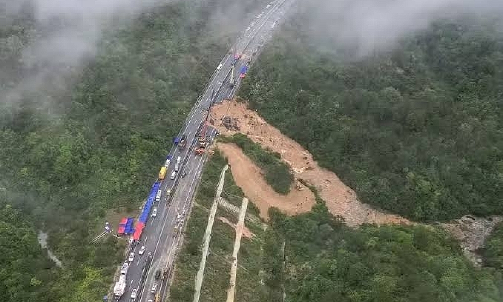 DESABAMENTO DE RODOVIA NO SUL DA CHINA DEIXA 48 MORTOS, ​​DIZ MÍDIA ESTATAL