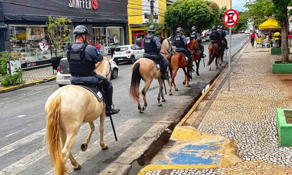 Cavalaria da Polícia Militar prende dois foragidos da Justiça em Cuiabá