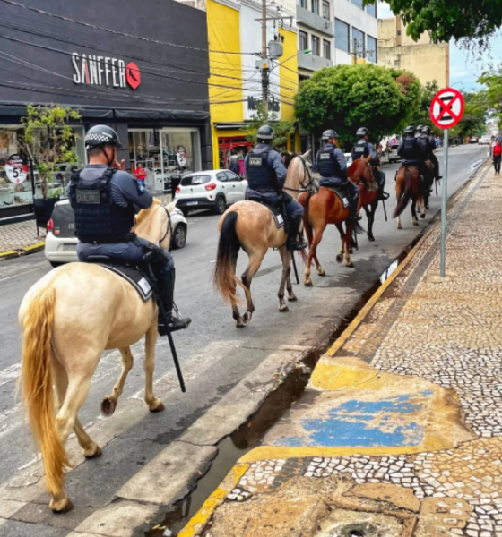 Cavalaria da Polícia Militar prende dois foragidos da Justiça em Cuiabá
