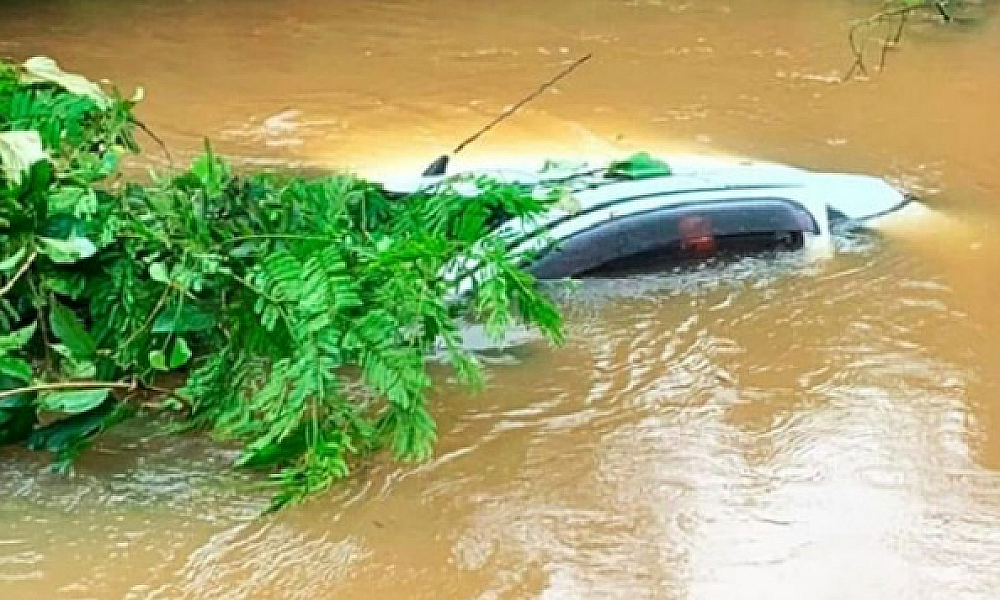 Mulher morre após veículo cair em rio em Guarantã do Norte; Passageiro está em estado grave