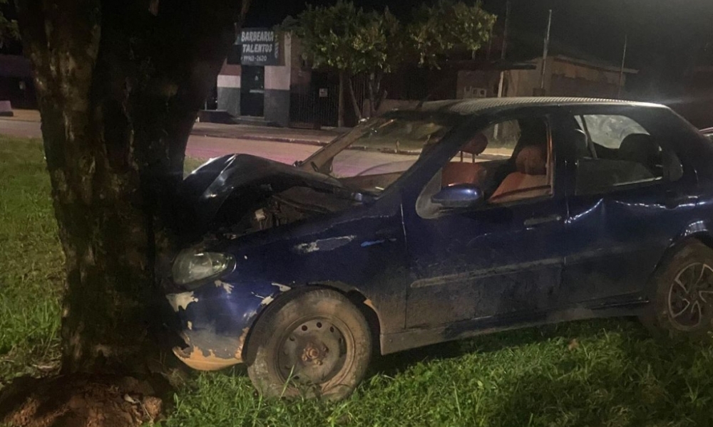 Motorista sem habilitação perde controle de veículo e colide com árvore em Jaciara