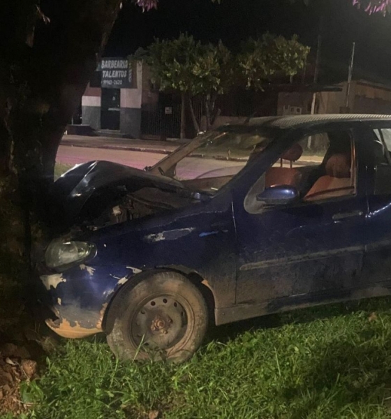 Motorista sem habilitação perde controle de veículo e colide com árvore em Jaciara