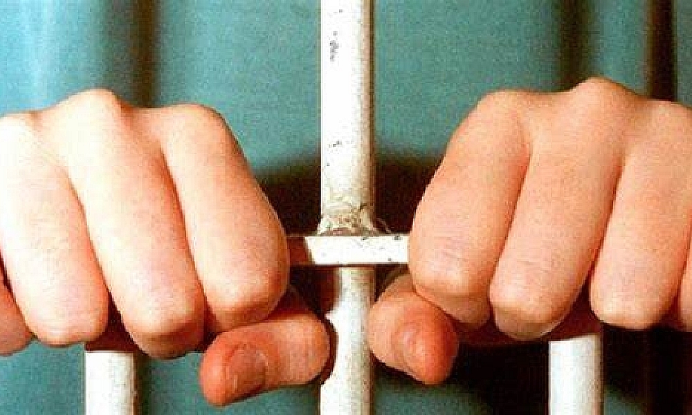 Governador sanciona lei que proíbe presos de receberem visitas de garotas de programa em MT