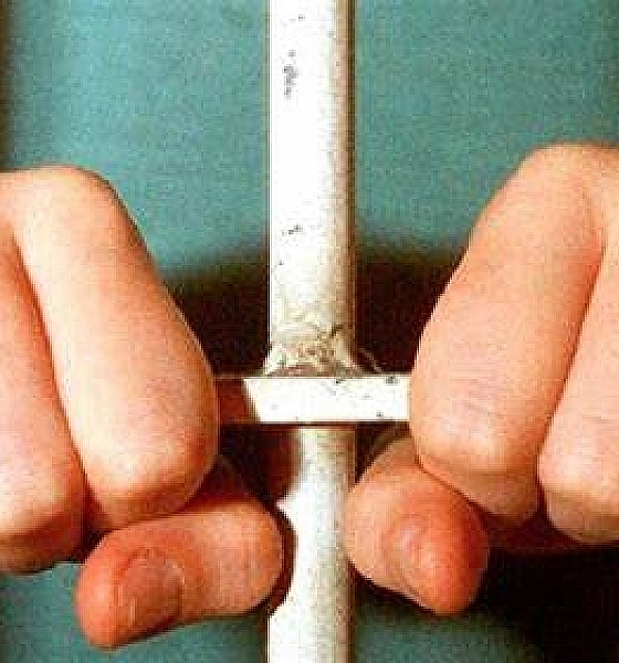 Governador sanciona lei que proíbe presos de receberem visitas de garotas de programa em MT