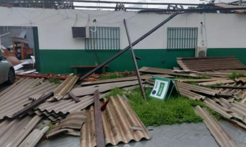 Temporal destrói telhado de UBS, deixa feridos e causa estragos na região metropolitana de Cuiabá e VG