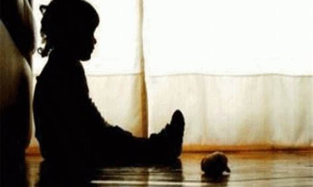 Menina de 5 anos é estuprada por dois homens com ajuda da babá