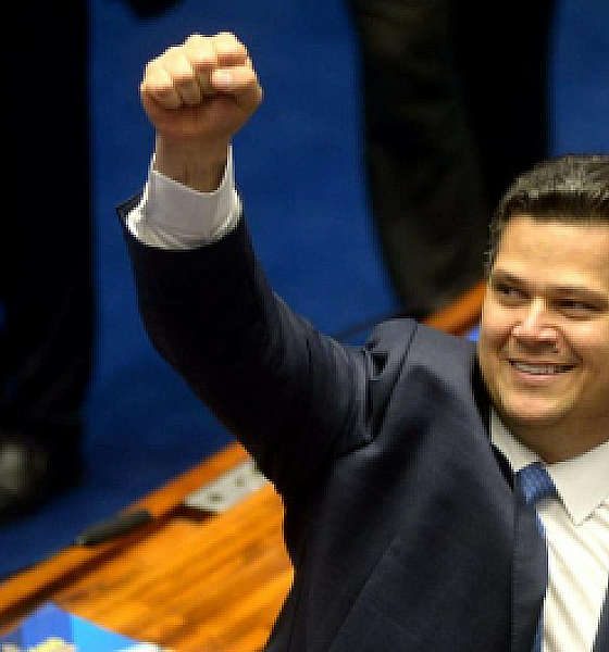 Davi Alcolumbre é eleito presidente do Senado