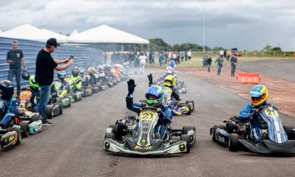 Governador e pilotos realizam teste na pista do kartódromo do Parque Novo Mato Grosso